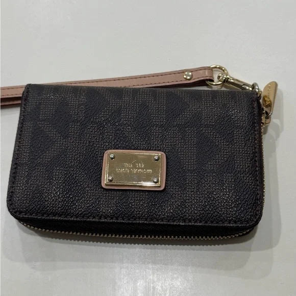 Michael Kors Monogram Wallet - Picture 1 of 13